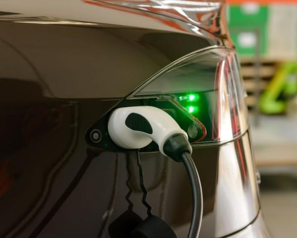 sähköauto loistava harmaa malli