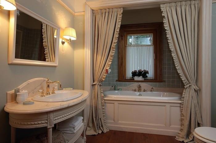 Englantilainen maalaistyylinen kylpyhuone sisustus marmoripuuta sisäänrakennettu kylpyamme
