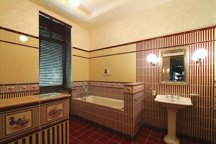 englantilainen maalaistyylinen kylpyhuonekalusteet raidalliset seinälaatat kylpyamme