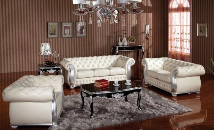 englantilainen maalaistyylinen chesterfield -sohva valkoinen nahka syväpinoinen matto harmaa kattokruunu
