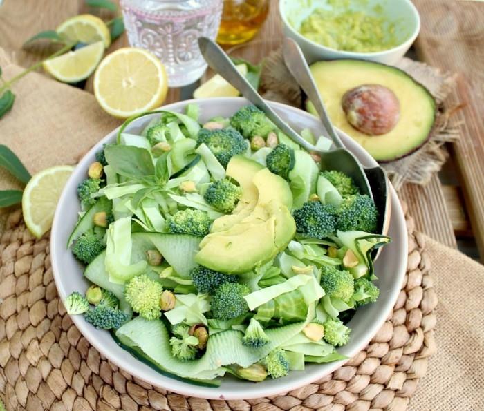 detox detox vihreät salaatit resepti avokado parsakaali basilikan pähkinät