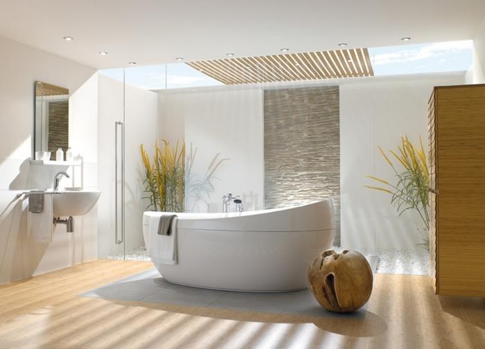 Puhdas rentouttava kylpyhuone luonnollinen sisustus soikea kylpyamme vapaasti seisova