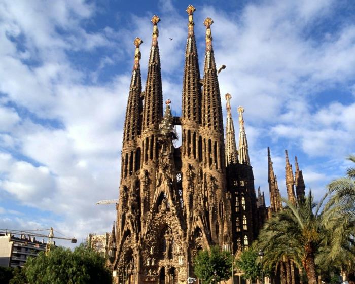 taidehistorian aikakaudet art nouveau sagrada familia barcelona
