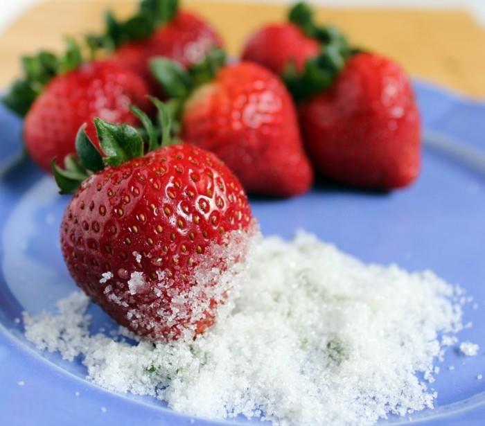 Ripottele mansikat sokerilla