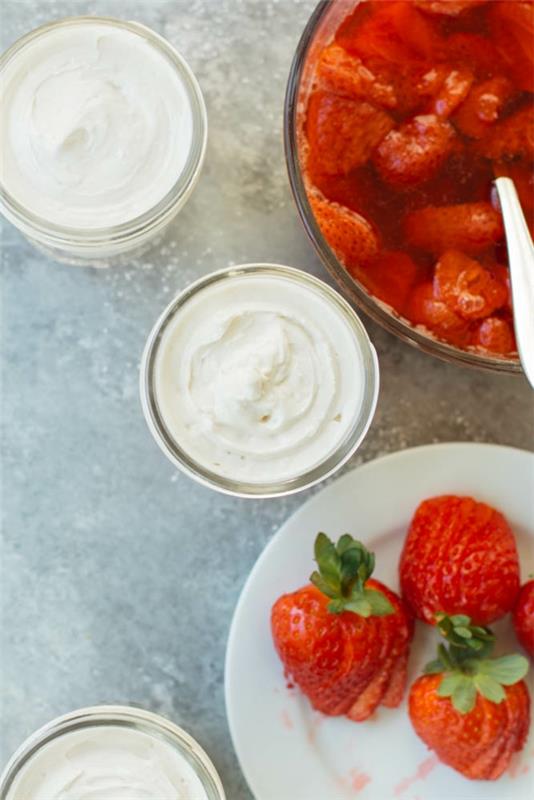 Valmista mansikkakakku jogurtin kanssa