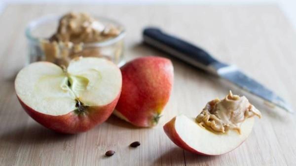 Syö terveellisiä maapähkinöitä omenoiden kanssa