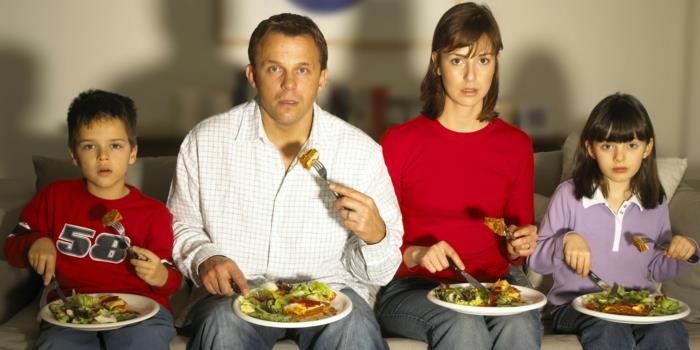 laihdutusvinkkejä perhe syö yhdessä television katselua