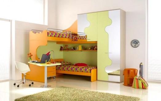 ergonominen lastenhuone, jossa on vihreä oranssi yhdistetty kirjoituspöytä
