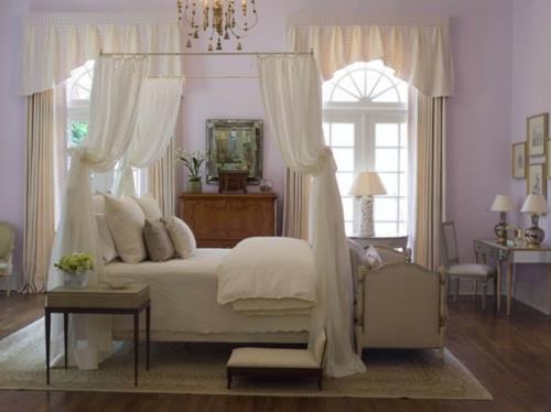 hämmästyttävä valkoinen pylvässänky, klassisesti tyylikäs yöpöytä