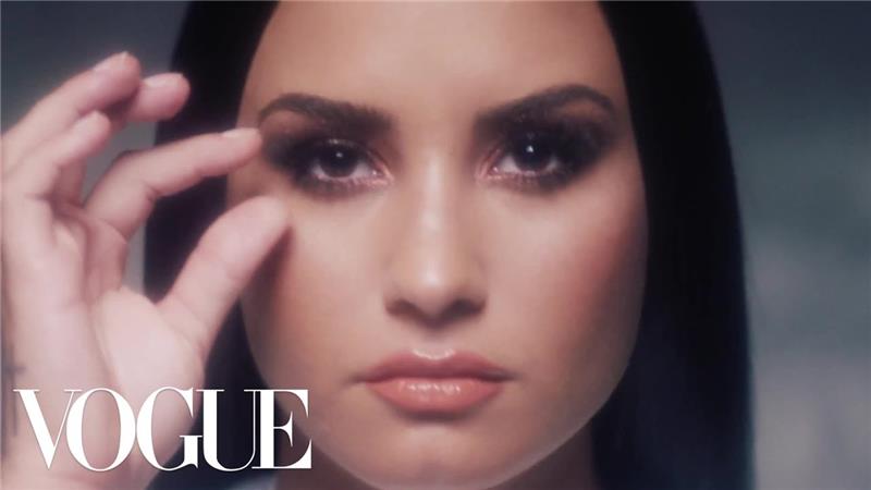ensimmäinen sivu muodissa savustetut silmät Demi Lovato