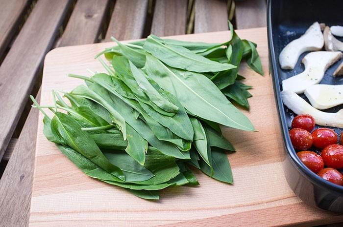 syötävä luonnonvaraisen valkosipulin keittiöpöytä