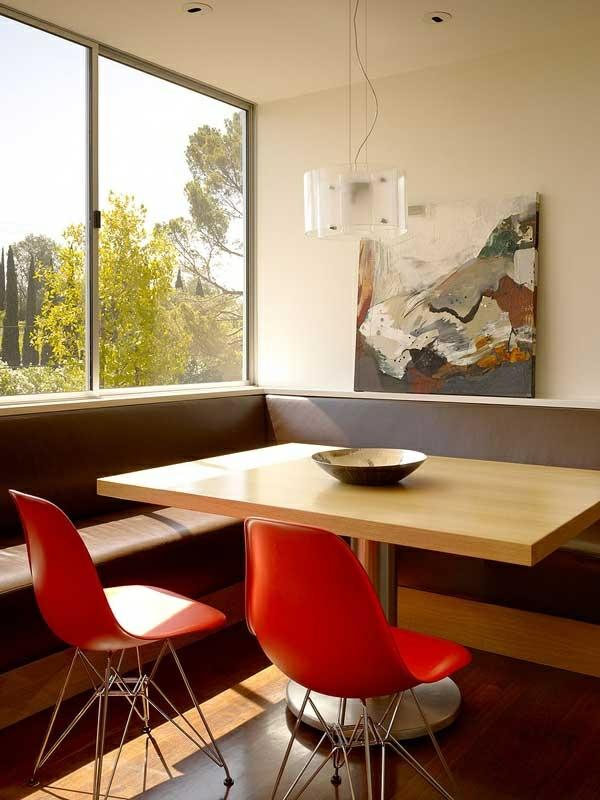 design ruokailutila ruskea nahkainen kulmasohva punaiset muovituolit