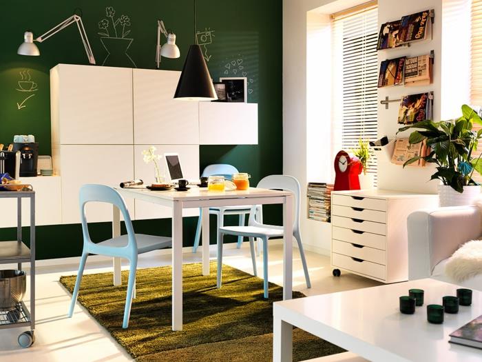 ruokailutila vihreä matto vaaleansiniset tuolit toiminnallinen seinän suunnittelu