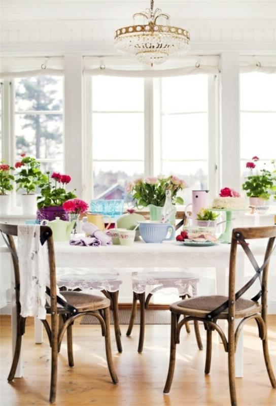 ruokapöytä vanhat tuolit värikkäitä kukkia