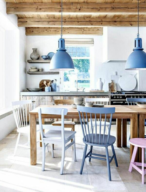 ruokapöytä puu ruokasali värilliset tuolit riippuvalaisimet siniset