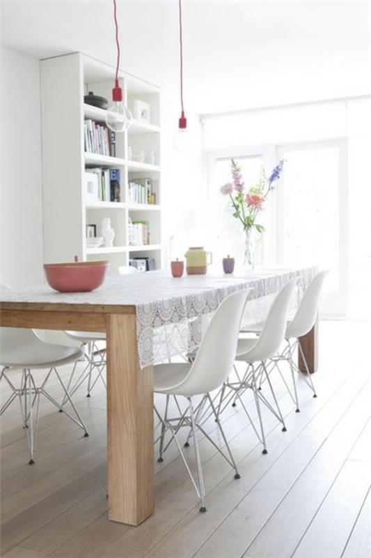 Ruokasalin sisustus kesällä valkoiset ergonomiset tuolit pöytäliina pitsiä