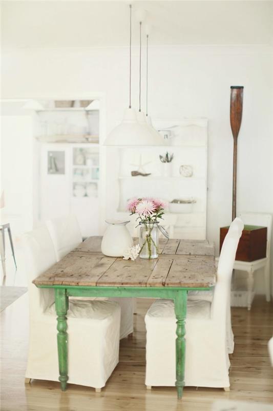 Ruokasali sisustus maalaistyylinen vihreä aksentti valkoiset tuolit lattia puu näyttää