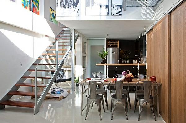 ruokasali ruokapöytä ja tuolit portaat kaide läpinäkyvä