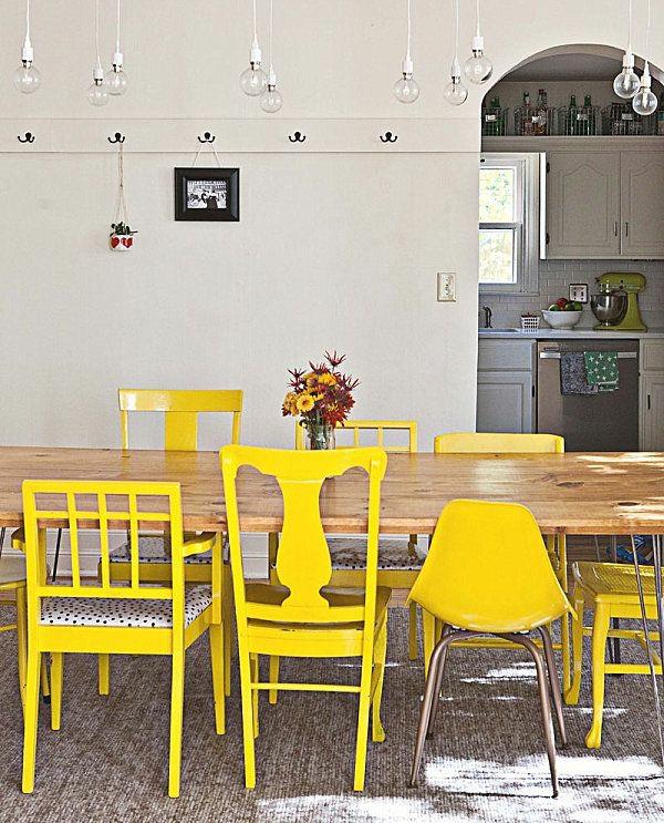 Ruokailuhuoneen puinen ruokapöytä ja tuolit keltaisella aksentilla