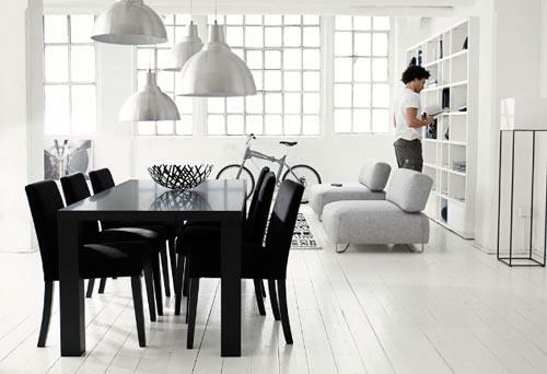 ruokasalin sisustus musta valkoinen pöytä tuolit jakkarat hyllyt