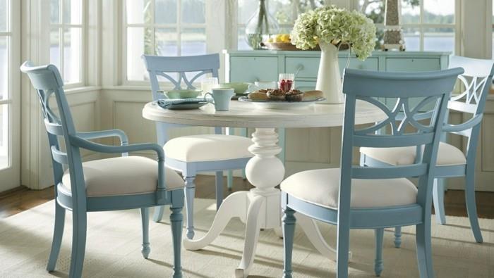 ruokasali maalaistyylinen pyöreä puinen pöytä vaaleansiniset tuolit