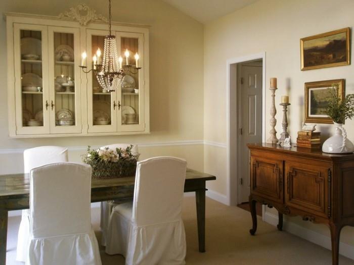 ruokasali maalaistyylinen puinen pöytä valkoiset tuolit kattokruunu pöytäkoriste