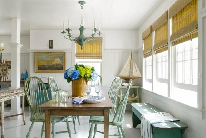 maalaistyylisen ruokasalin vihreät tuolit ja puinen pöytä