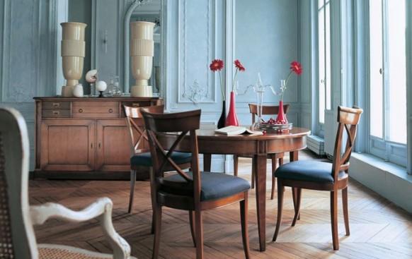 ruokasali, jossa maalaismaiset huonekalut, siniset seinät