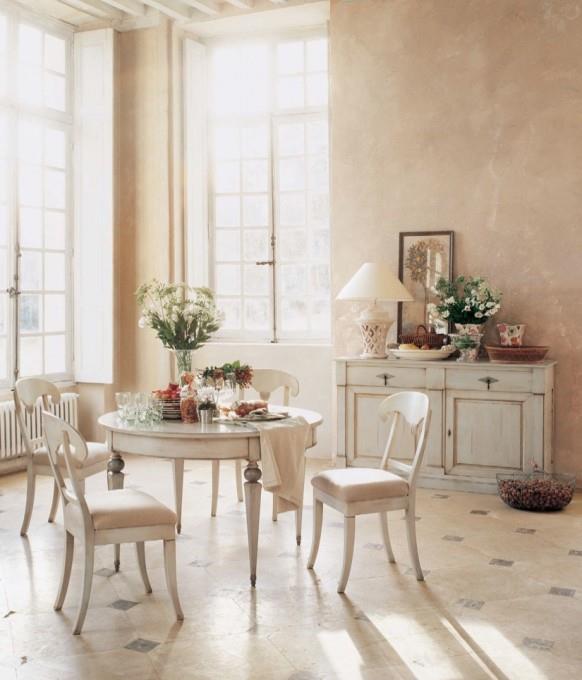ruokasali, jossa on maalaismaiset valkoiset huonekalut