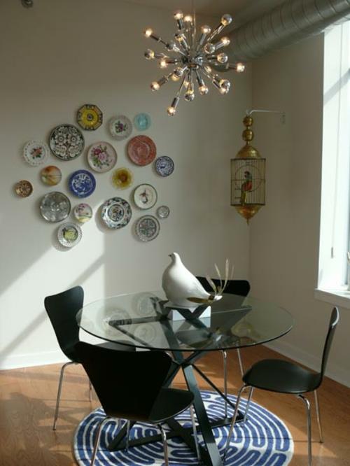 ruokasali pyöreä lasipöytä musta akryylihuonekalut seinälevy kollaasi ylellinen kattokruunu