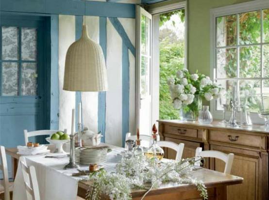 ruokasali pöytäliina siniset seinät riippuvalaisin ranska