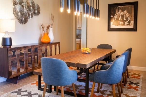 ruokasalin huonekalut mukavat ruokapöydän tuolit puinen pöytä kaunis matto