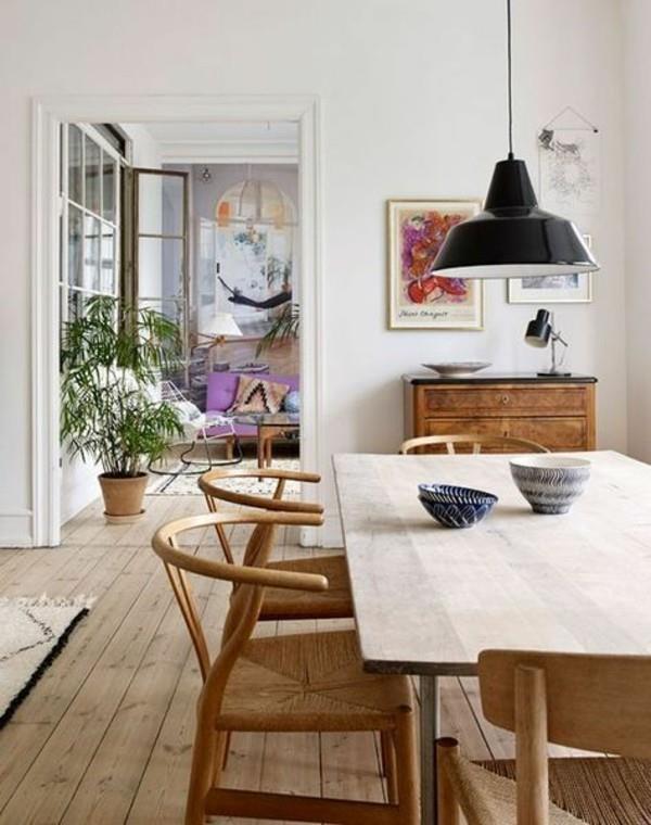 ruokasalin huonekalut iso ruokapöytä puulattia luonnollista tunnelmaa