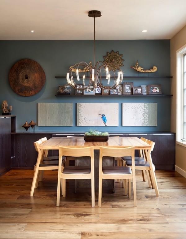ruokasalin huonekalut puinen pöytä vaalea seinäkoriste perhevalokuvat