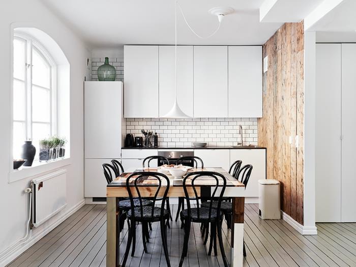 ruokasalin huonekalut pieni ruokasali mustat tuolit metrolaatat valkoinen seinämaali