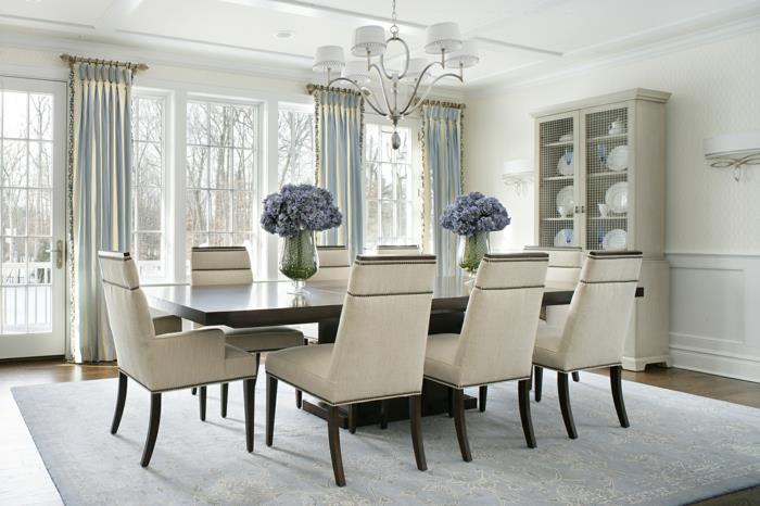 ruokasalin huonekalut pitkä ruokapöytä pöytä kukat pöytäkoristeet valkoiset tuolit