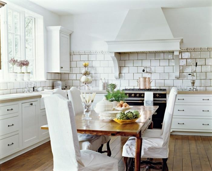 ruokasalin huonekalut valkoiset keittiökasvit puulattia