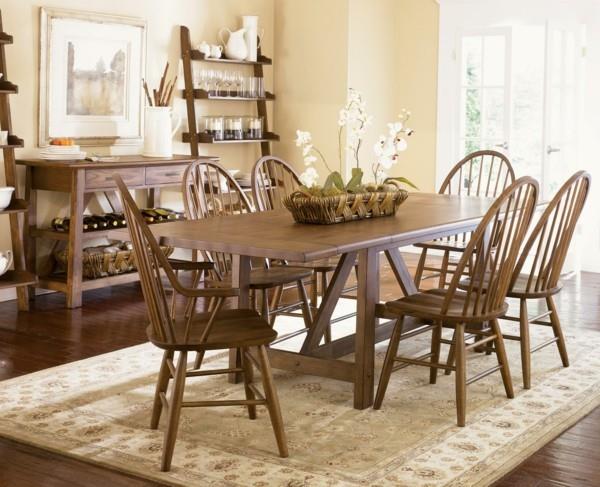 ruokapöydän tuolit, joissa on käsinojat ilman käsinojia, luovat valoisan ruokasalin