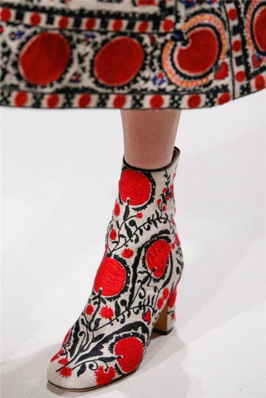 etno vaatteet etno muoti etno malli kirjonta valentino muoti anna kirjonta kenkä