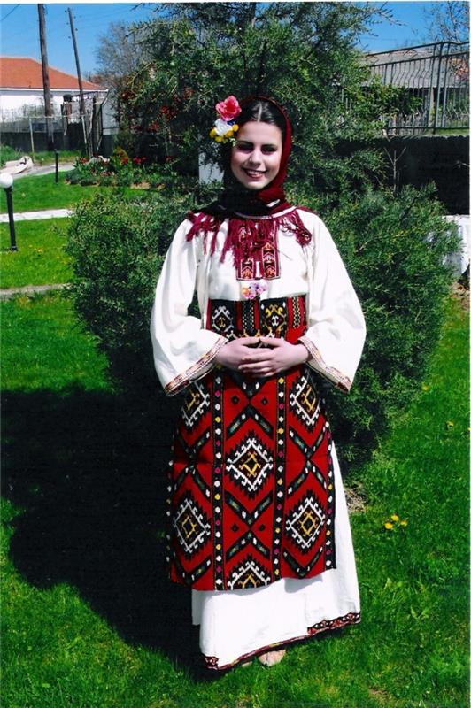etno vaatteet etno muoti etno malli kirjonta valentino muoti tracht etno huivi