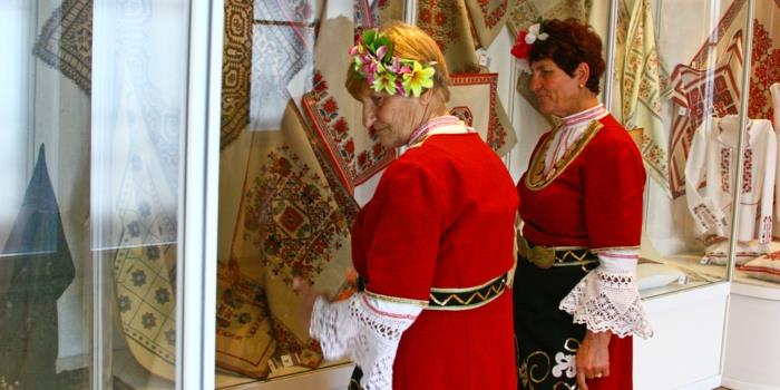 etno vaatteet etno muoti etno malli kirjonta valentino muoti tracht meisterin