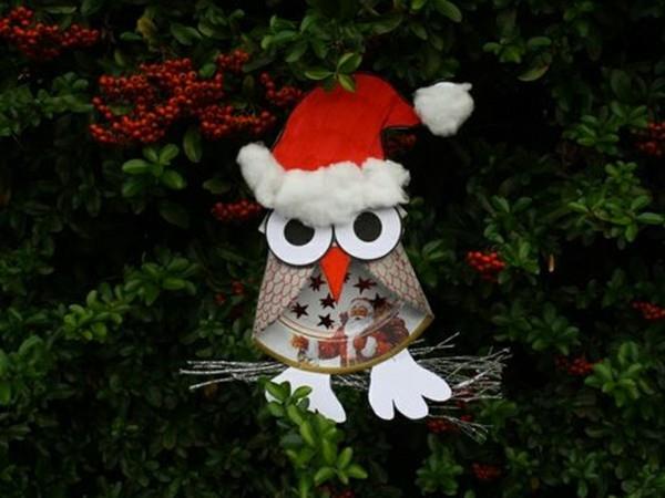 pöllö puuhailee paperilautasia jouluna