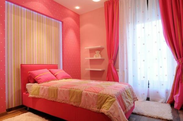 ylellinen kattohuoneisto vaaleanpunainen lastenhuone, jossa on pehmolelu