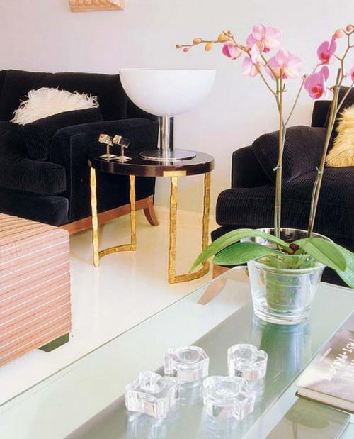 ylellinen olohuone koristeelliset orkideat sivupöytä samettisohvat musta