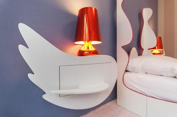upea teini -ikäinen huone makuuhuone hylly yöpöytälamppu