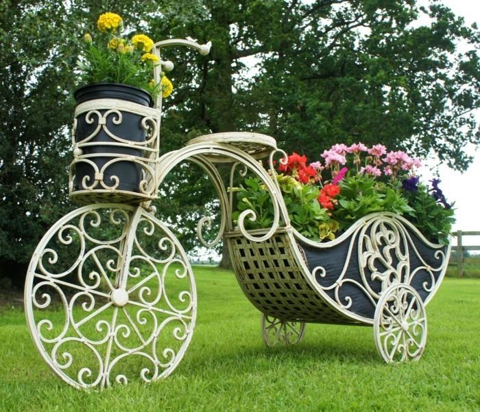polkupyörä alkuperäisenä puutarhan koristeena