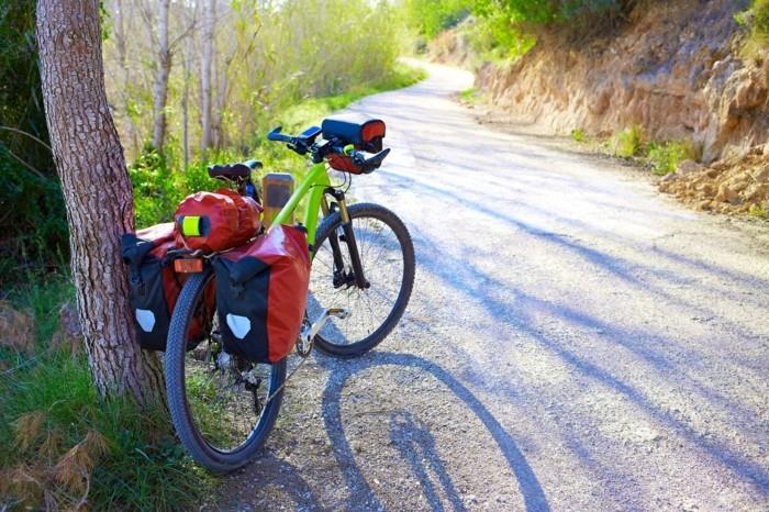 pyörä maailmankiertue vuoret pyörä matkatavarat vuoret metsä