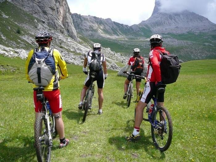 pyörä maailman kiertue pyörä vuoret laitteet ulkona
