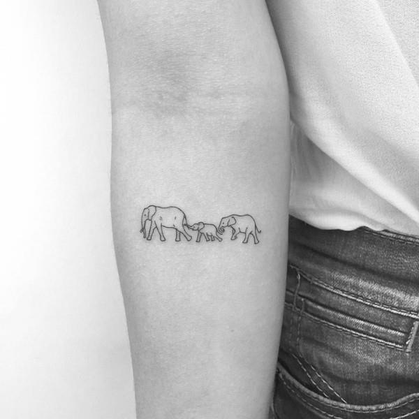norsujen perhe pienet tatuoinnit