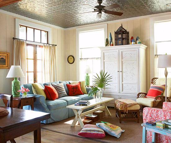 perheystävällinen olohuone värikkäät tyynyt hopea kattoverhous